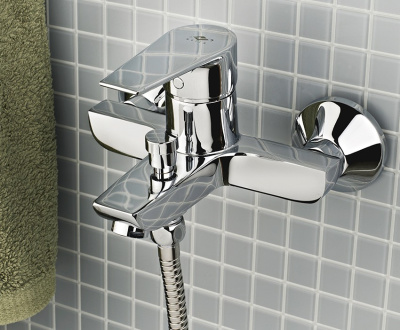 202 TREND PLUS  Смеситель для ванны- душ литой с настенным держ. MOFEM 